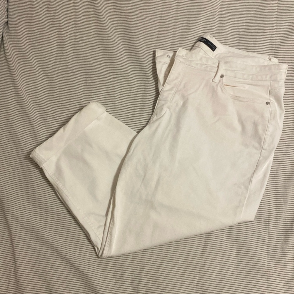 Simply Vera Vera Wang midrise boyfriend crop jeans. Stretch denim. Favorites!